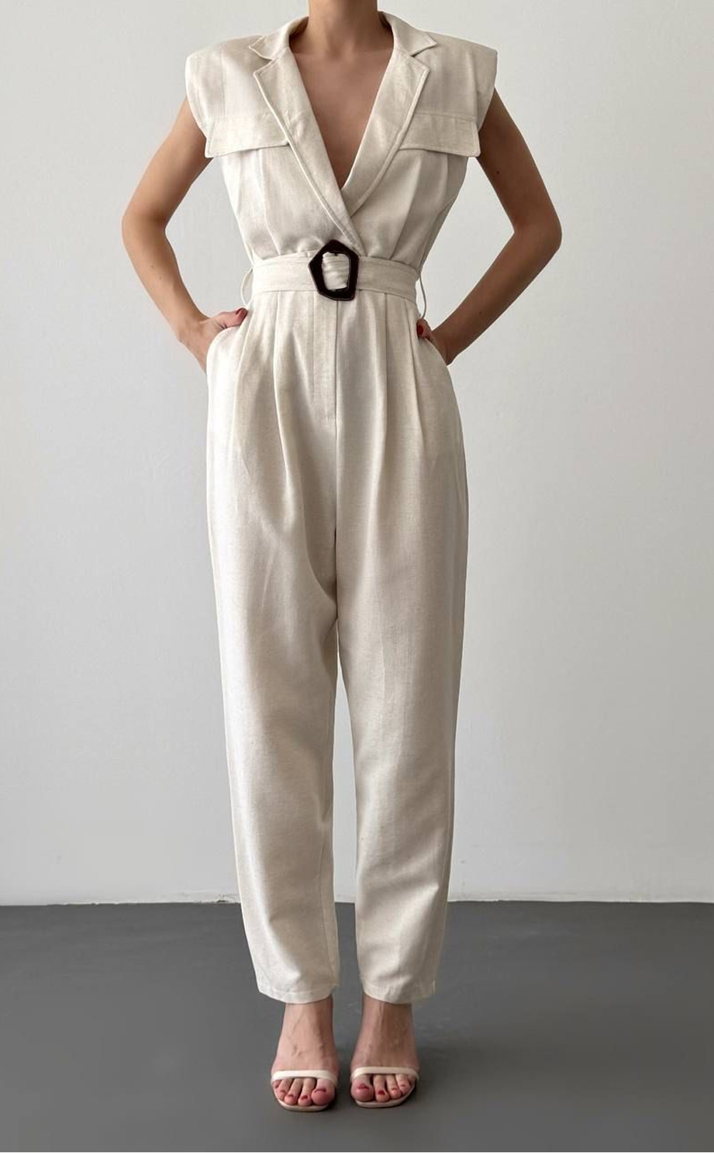 Kuşaklı Vatkalı Kolsuz Bej Kadın Keten Tulum